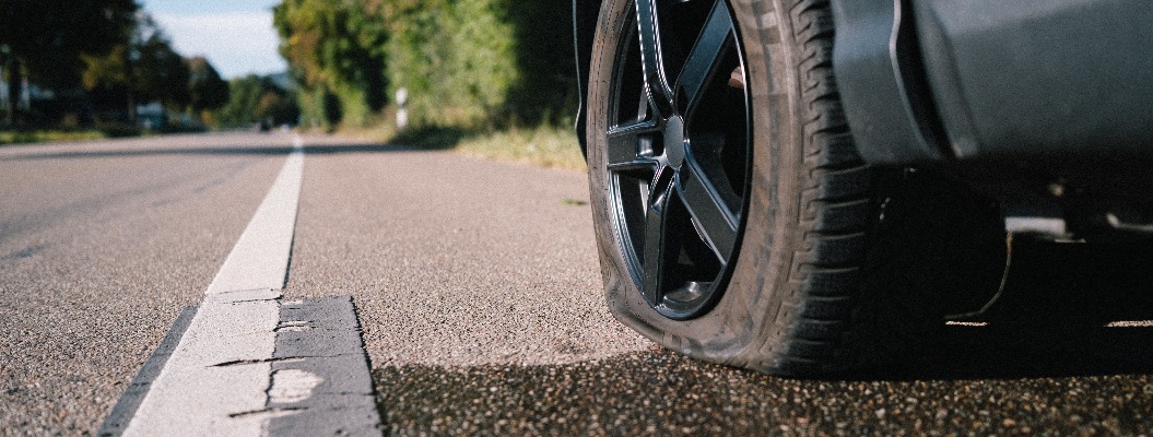 Auto ist mit Reifenpanne liegengeblieben