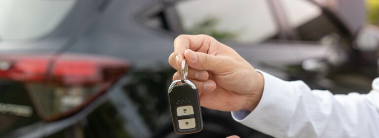 Auto verkaufen, Autoverkauf, Geschäftskonzept Der Händler übergibt dem neuen Eigentümer oder Mieter die Autoschlüssel mit einem Versicherungsvertrag.