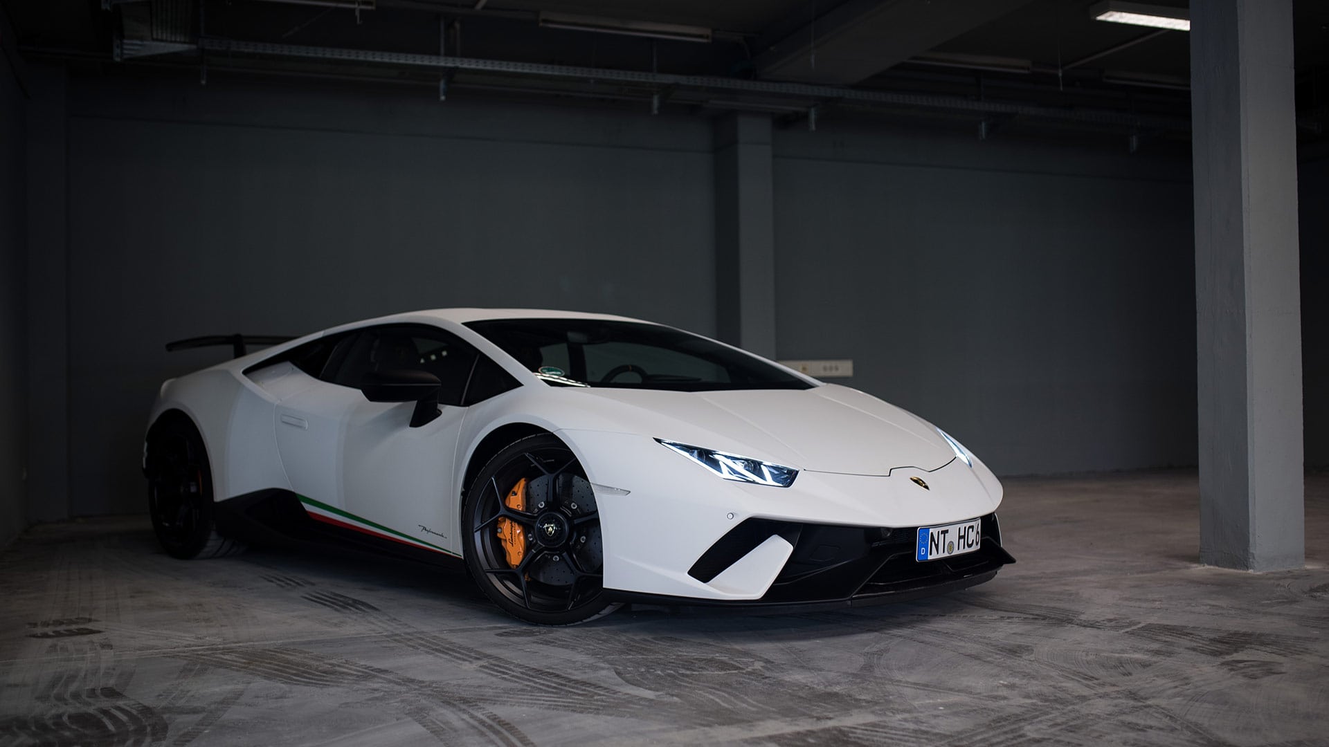 Weißer Lamborghini in Garage