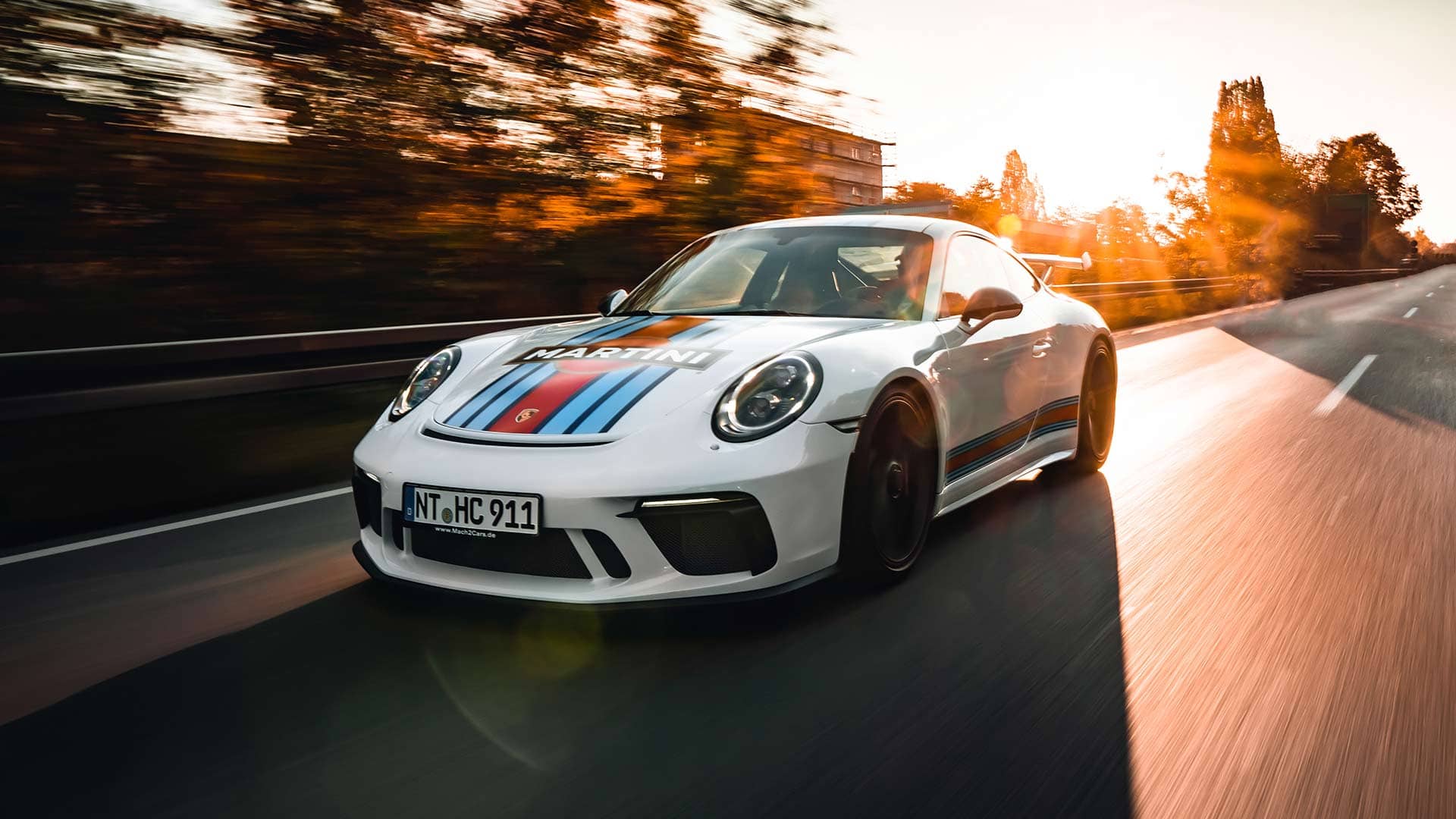 Porsche GT3 fährt auf Straße