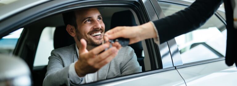 Porträt eines glücklichen Kunden beim Kauf eines neuen Autos