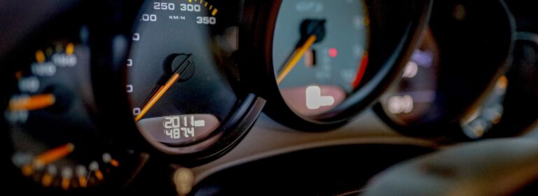 Tachometer Nahaufnahme eines schwarzen Porsche GT3