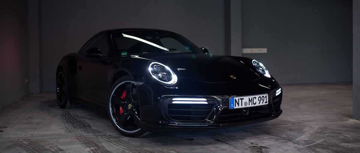 Porsche 911 Turbo in schwarz von vorne rechts bei mach2cars in Stuttgart